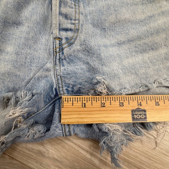 Levis 501 Original High Rise Distressed Denim Shorts Light Wash Blue Womens 25 - Picture 7 of 8
